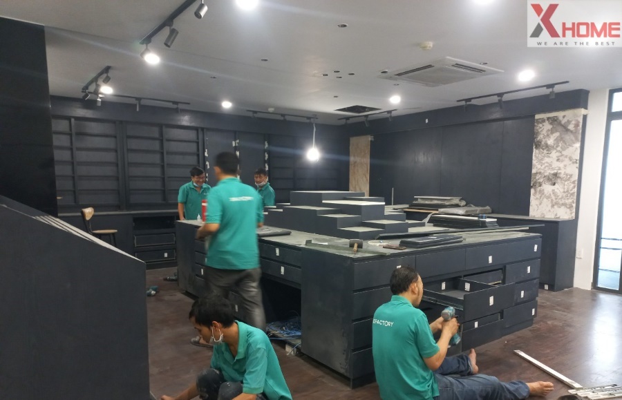 Hình ảnh thực tế thi công sản xuất nội thất cho showroom của XHOME