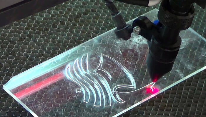 Dịch vụ khắc laser hiện đại trên bề mặt mica tại VietPOSM