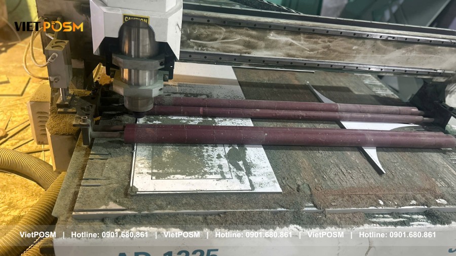 Máy cắt khắc CNC AD-1325 tại xưởng VietPOSM