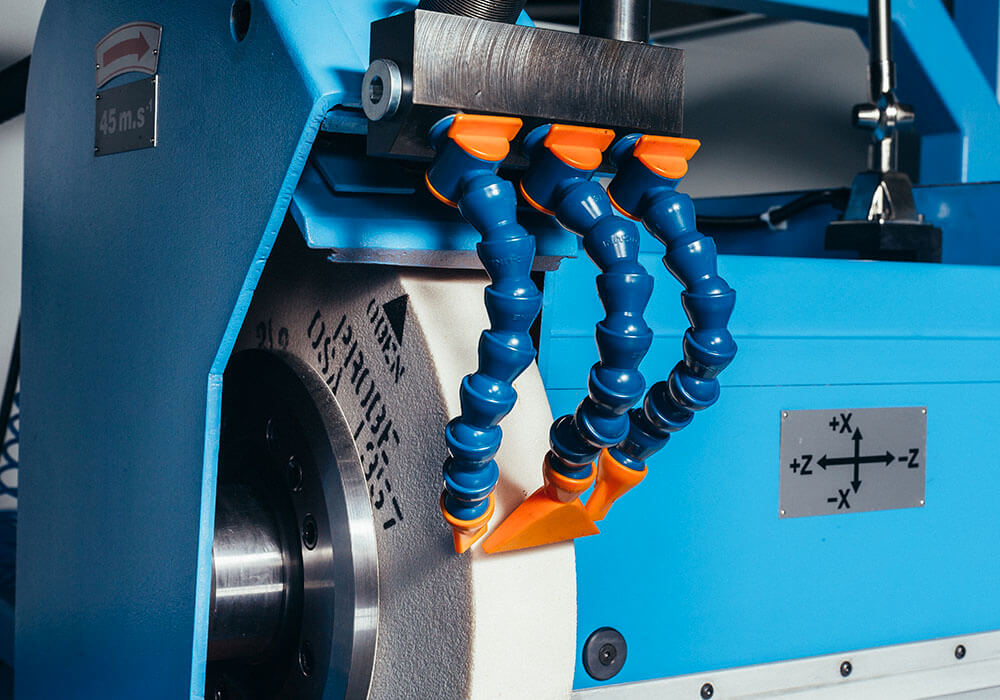 Máy mài CNC sử dụng bánh xe mài quay liên tục để làm nhẵn các bề mặt sản phẩm
