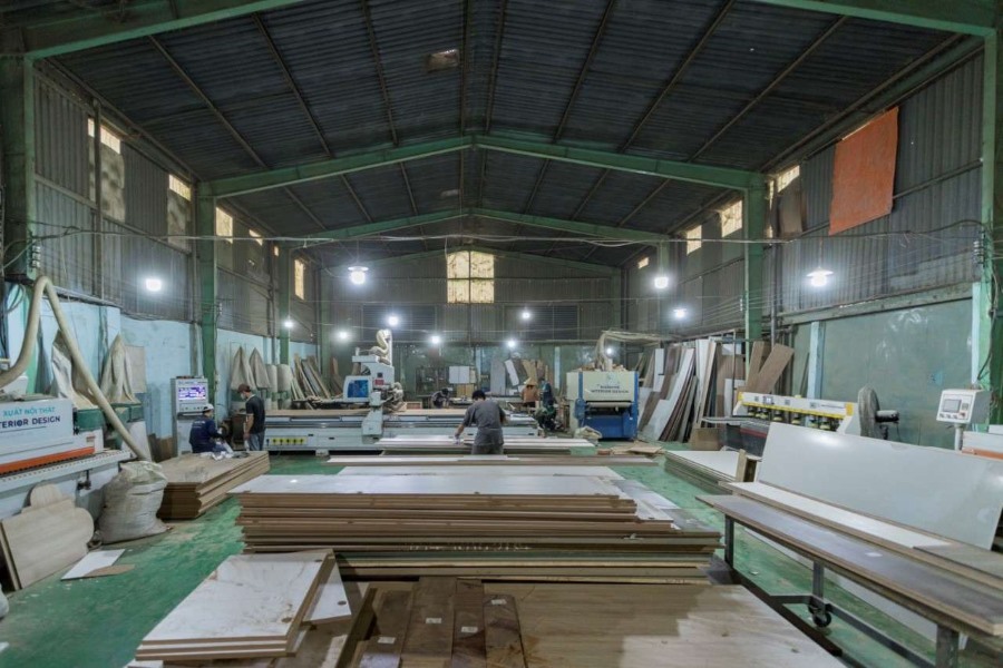Nhà máy nội thất của Mạnh Hệ được trang bị máy móc hiện đại phục vụ sản xuất