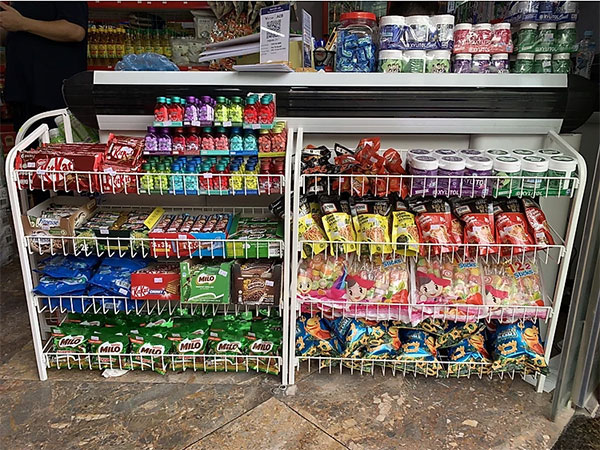 Kệ trưng bày snack có rổ