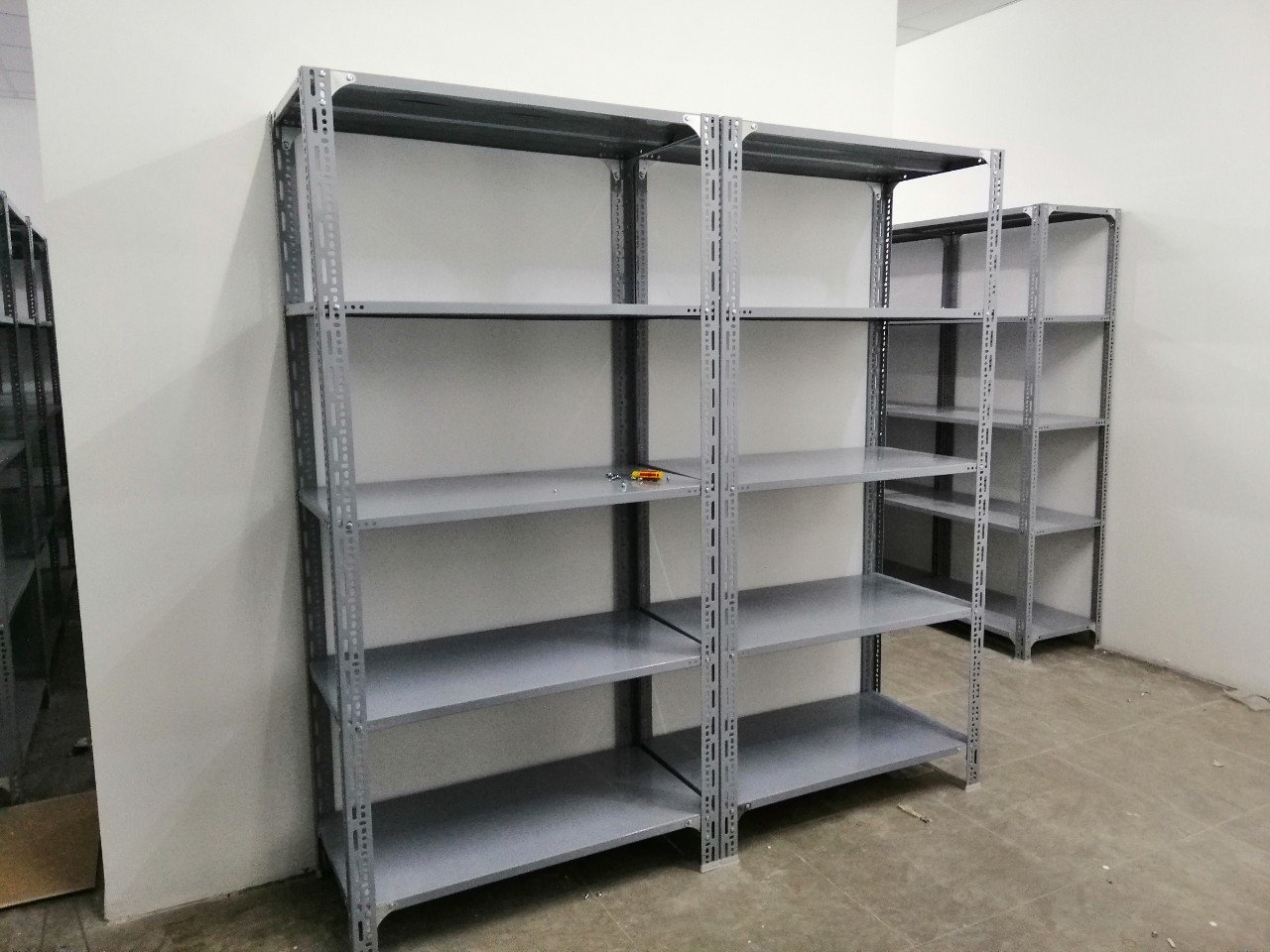 Kệ trưng bày bánh kẹo V lỗ