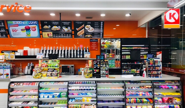 Kệ trưng bày bim bim trước quầy thu ngân