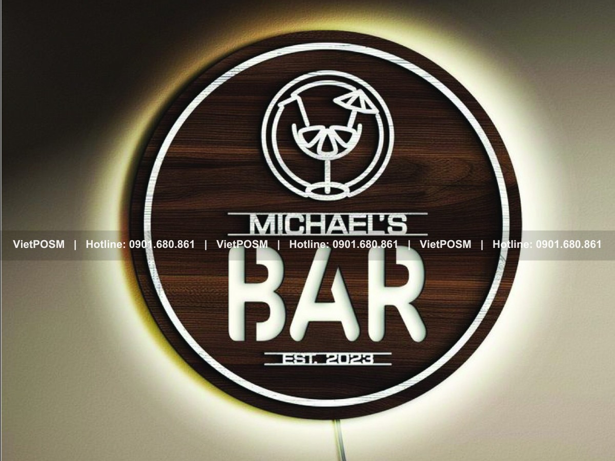 Hộp đèn logo bằng gỗ cho quán bar