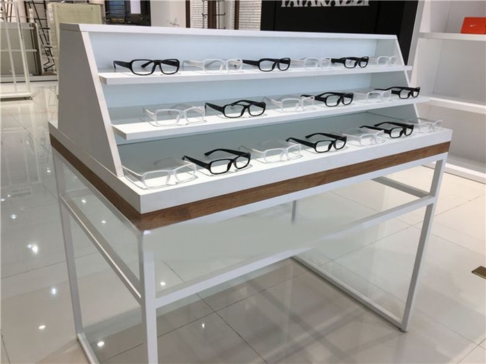 Bục trưng bày giữa nhà