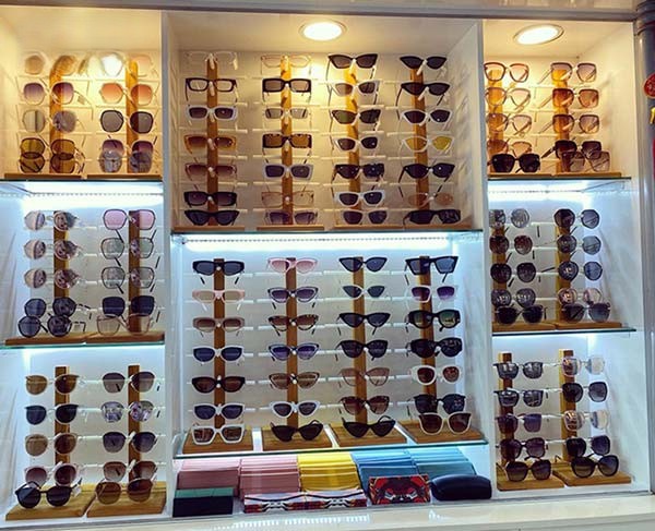 Vai trò của kệ mica trưng bày mắt kính