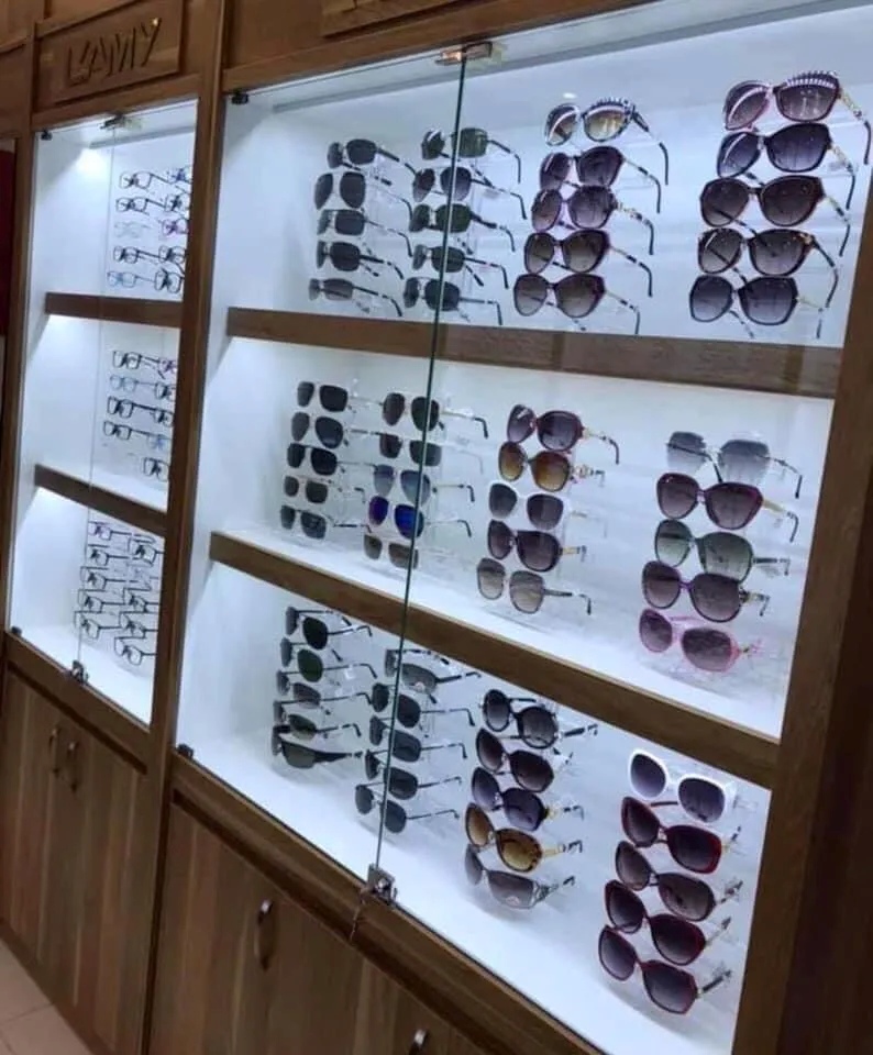 Tủ kính trưng bày mắt kính